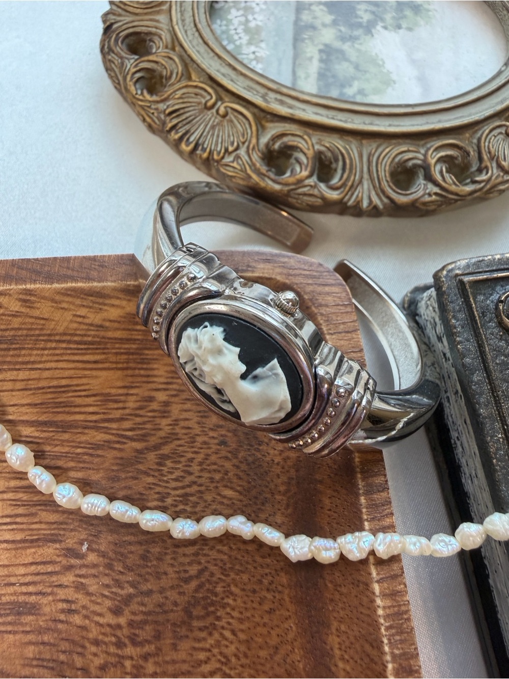 Super Vintage Cameo Valentino Michelle Bangel White-dial
